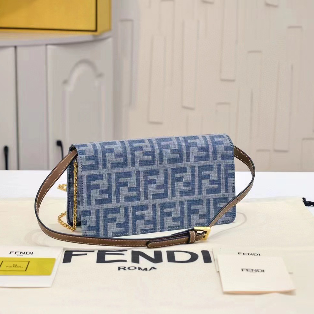FENDI Baguette Wallet On Chain bag