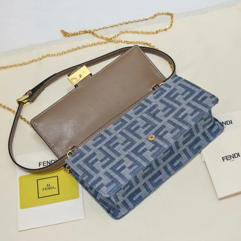FENDI Baguette Wallet On Chain bag