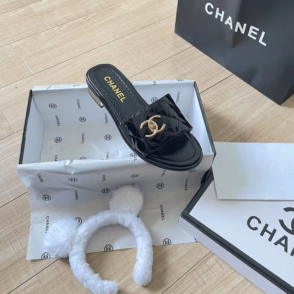 Chanel Patent leather quilted CC sandals