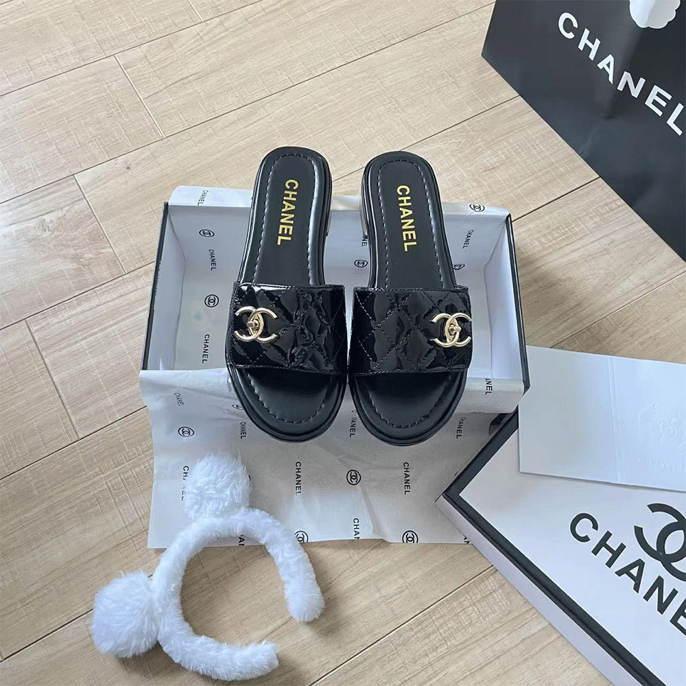 Chanel Patent leather quilted CC sandals