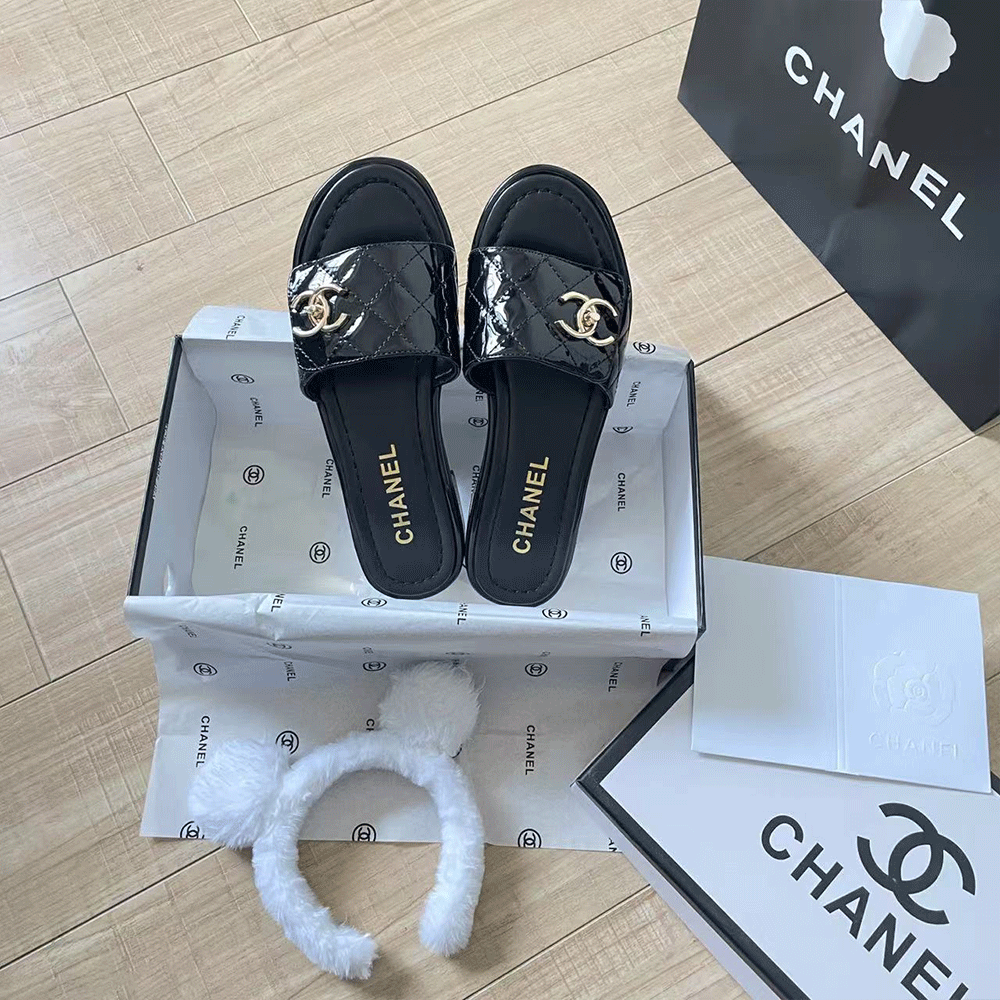 Chanel Patent leather quilted CC sandals