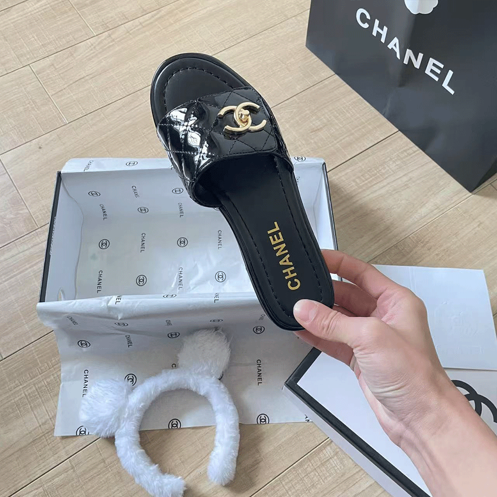 Chanel Patent leather quilted CC sandals