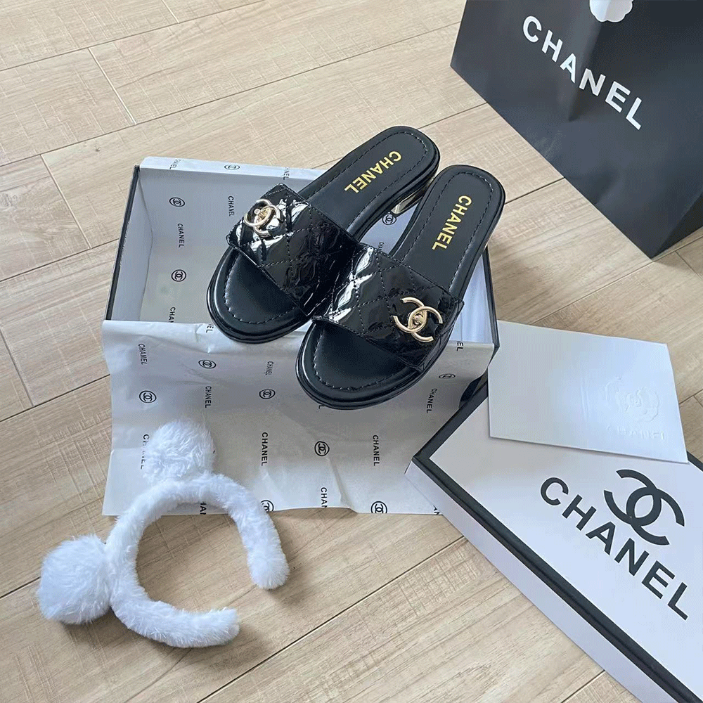 Chanel Patent leather quilted CC sandals