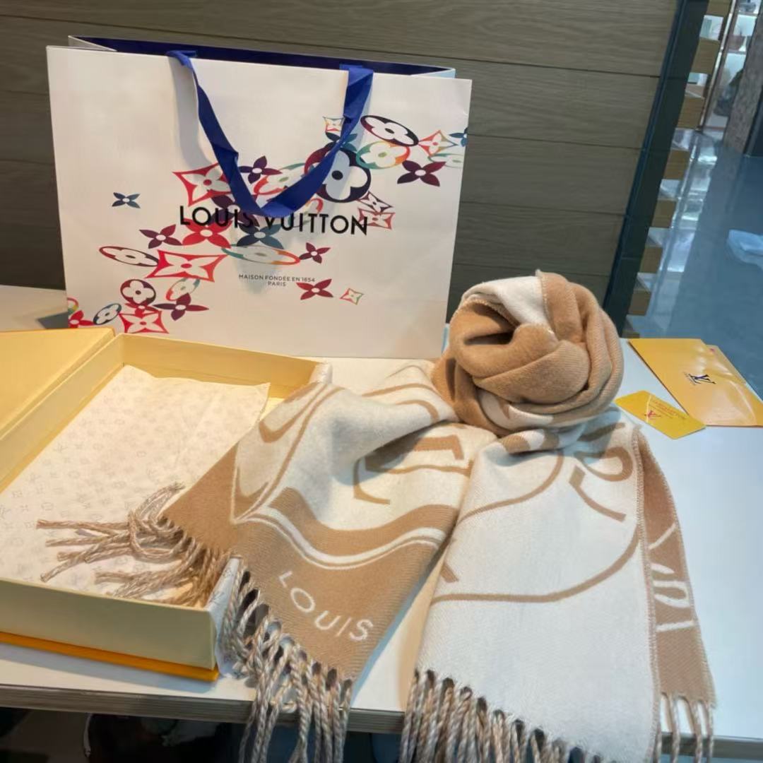 Louis Vuitton Lock and key scarf
