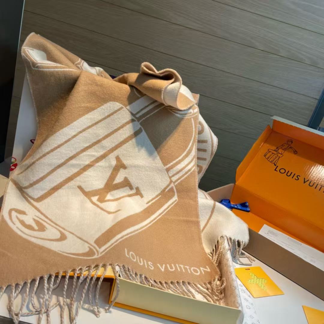 Louis Vuitton Lock and key scarf