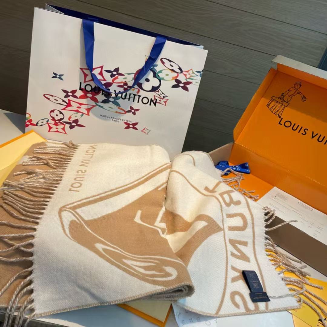 Louis Vuitton Lock and key scarf