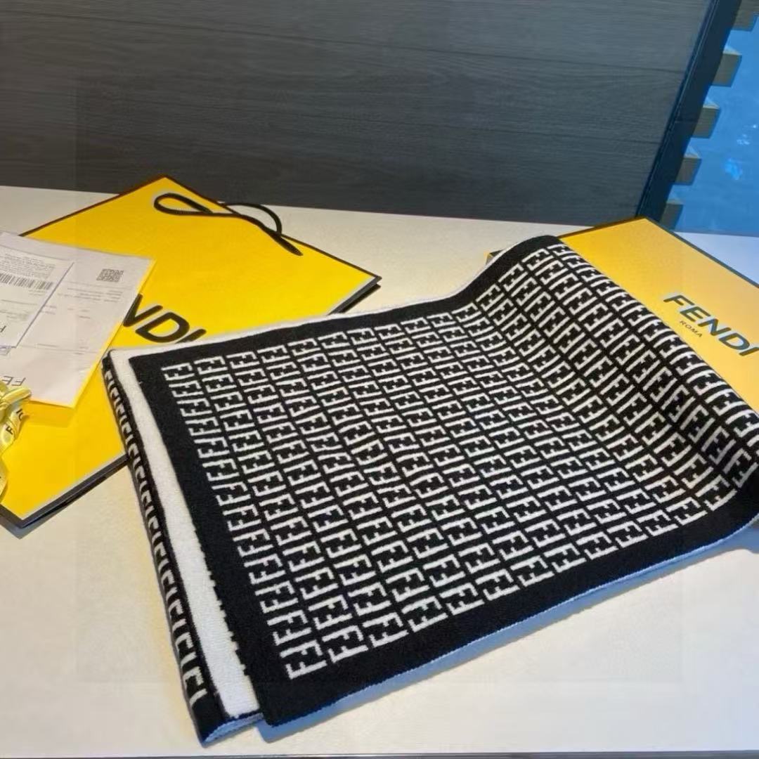 Fendi Wool knit double-sided scarf