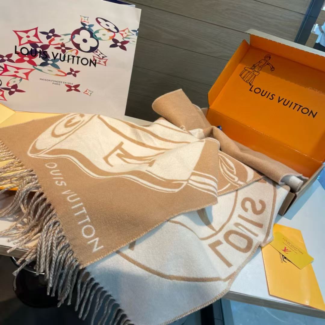 Louis Vuitton Lock and key scarf