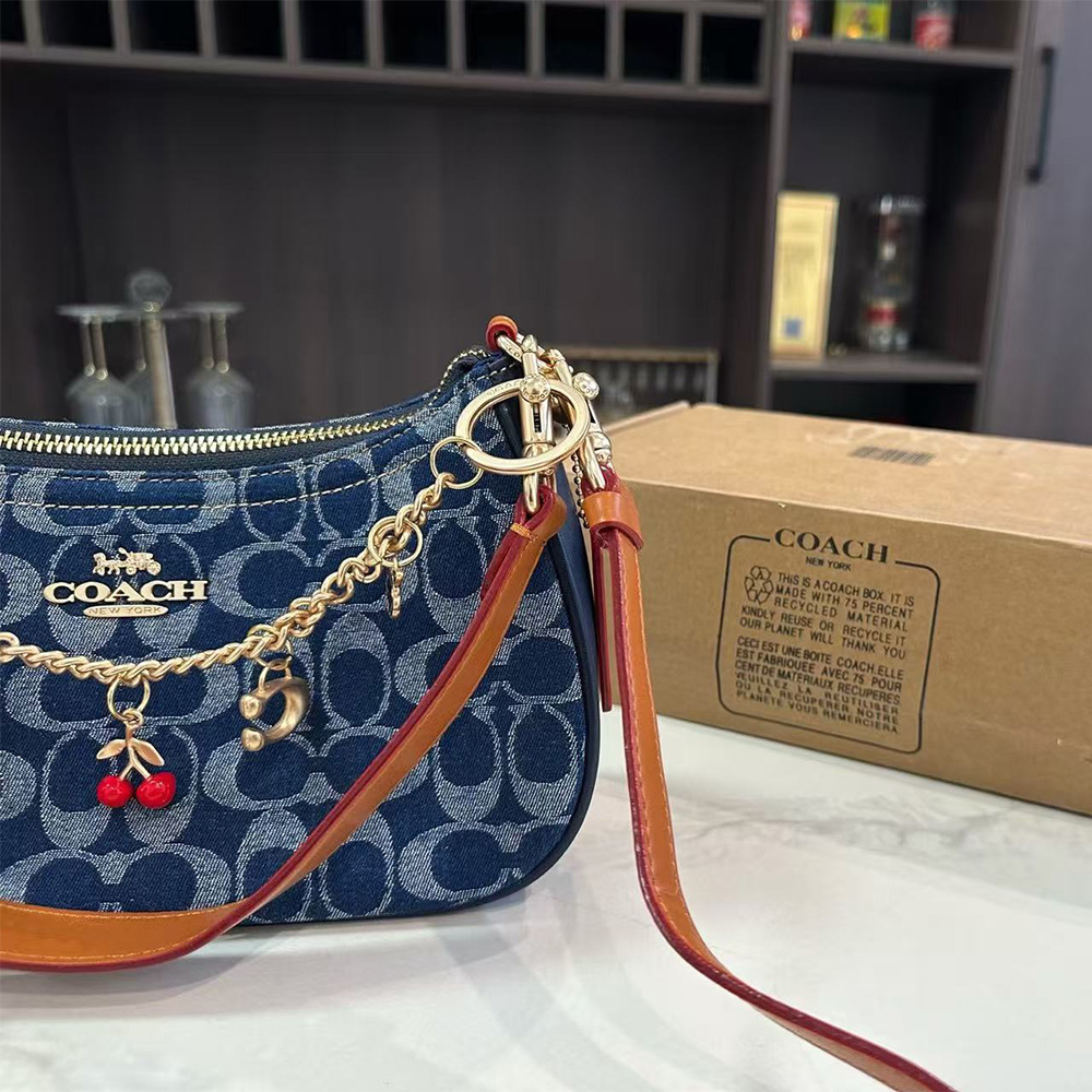 Coach Iconic Print Shoulder Bag （Replica)