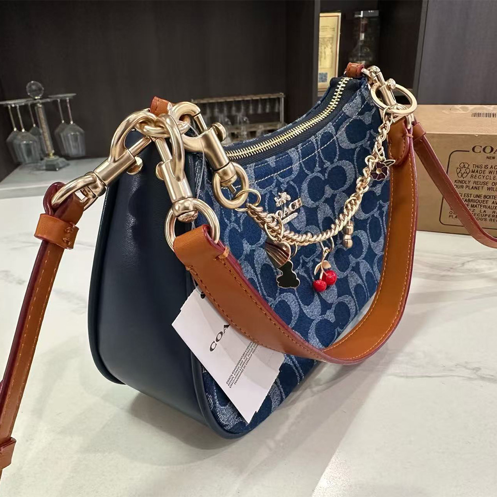 Coach Iconic Print Shoulder Bag （Replica)