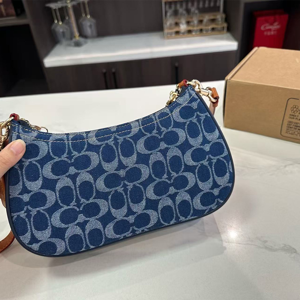 Coach Iconic Print Shoulder Bag （Replica)