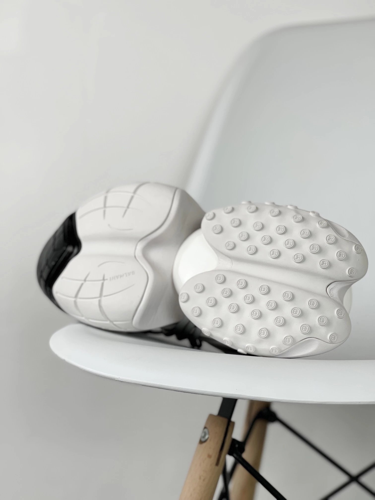 2022 Balmain Bullet Shoes White & Black