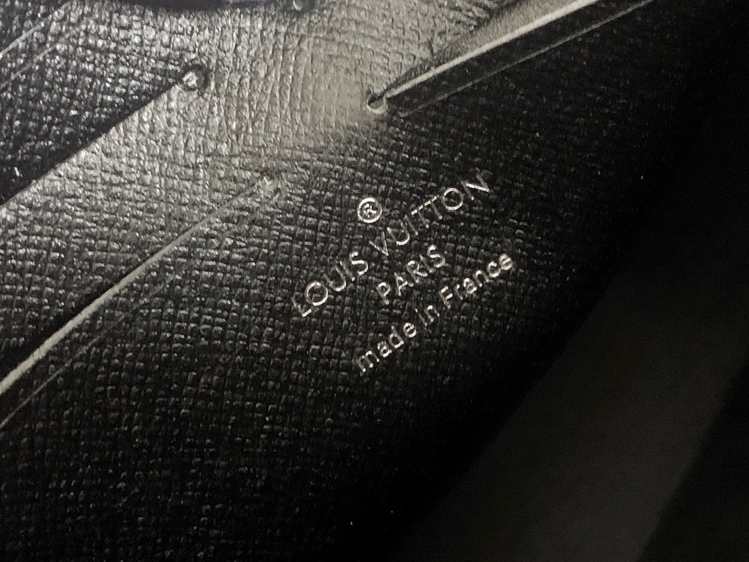 lv pochette voyage bag