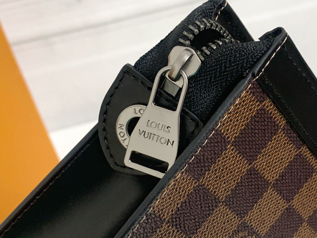 lv pochette voyage bag