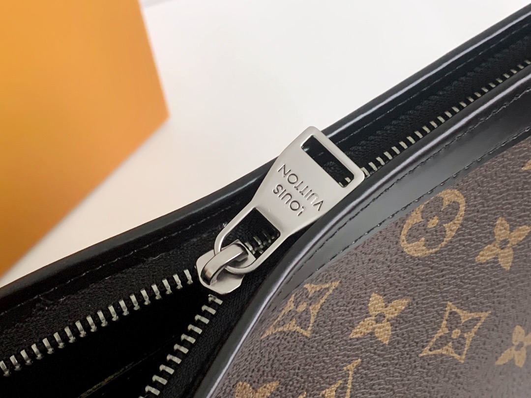lv pochette voyage bag
