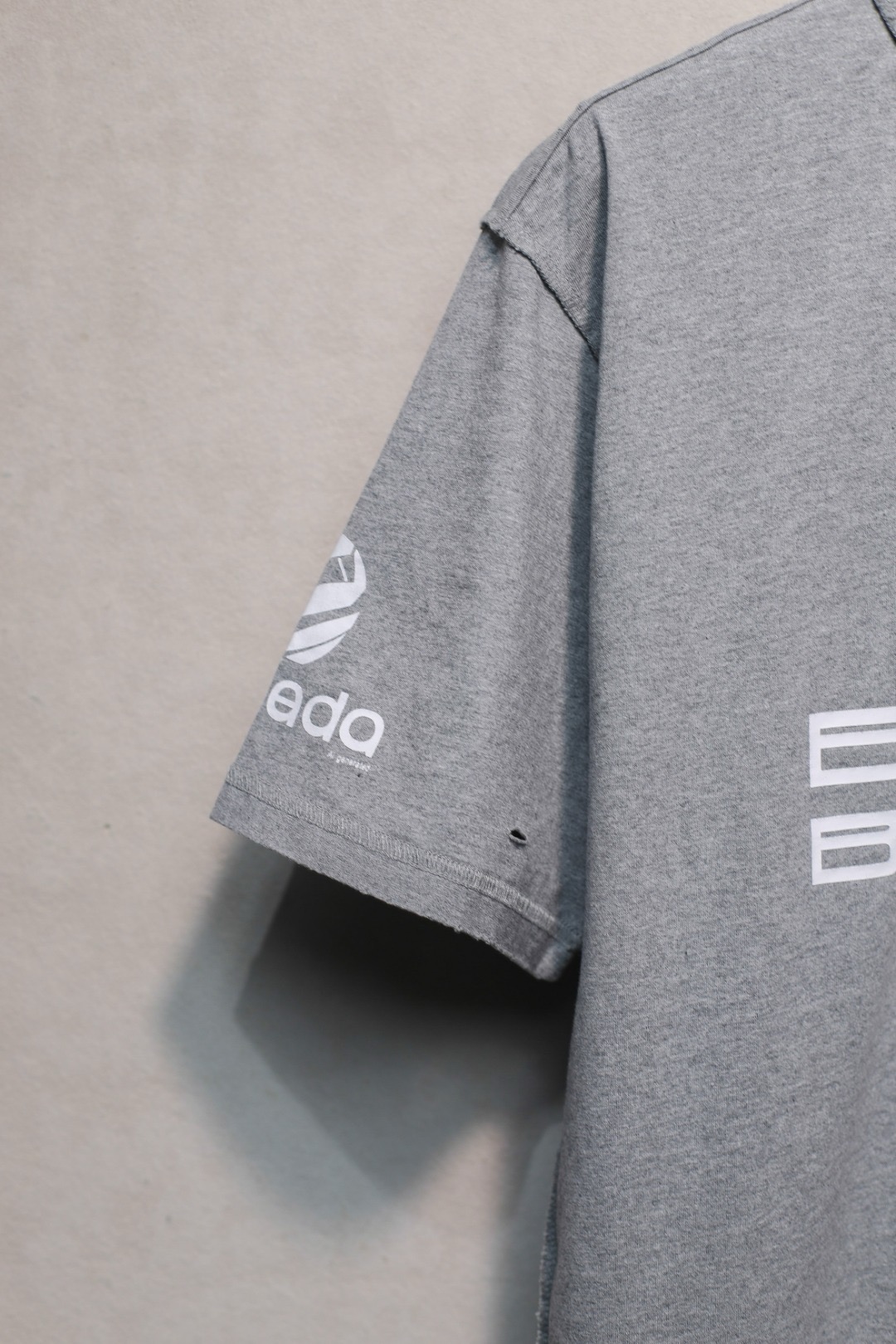 balencisga ai generated grey tee