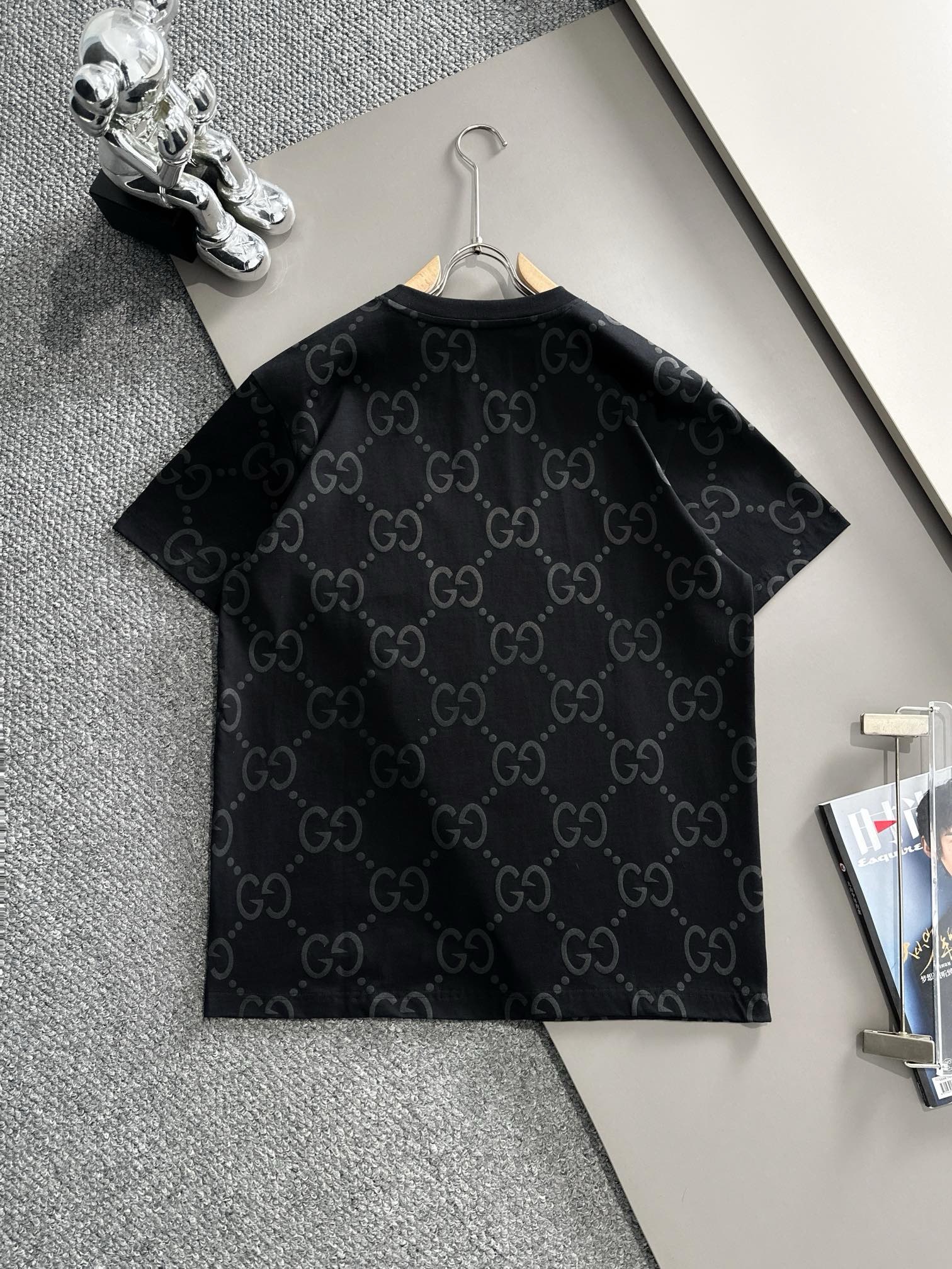 gucci full logo cream  black tee