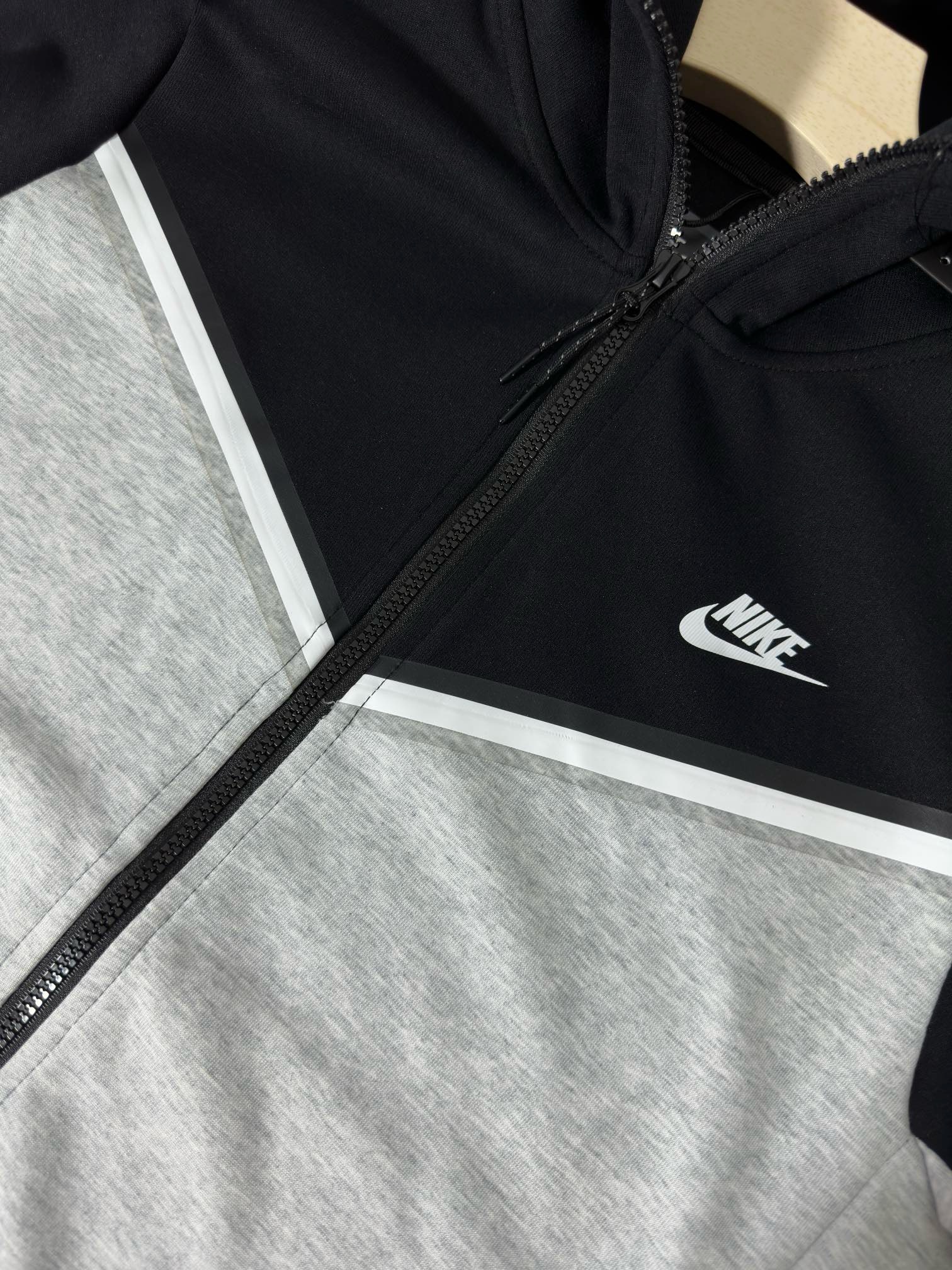 nike tech fleece black and grey a set