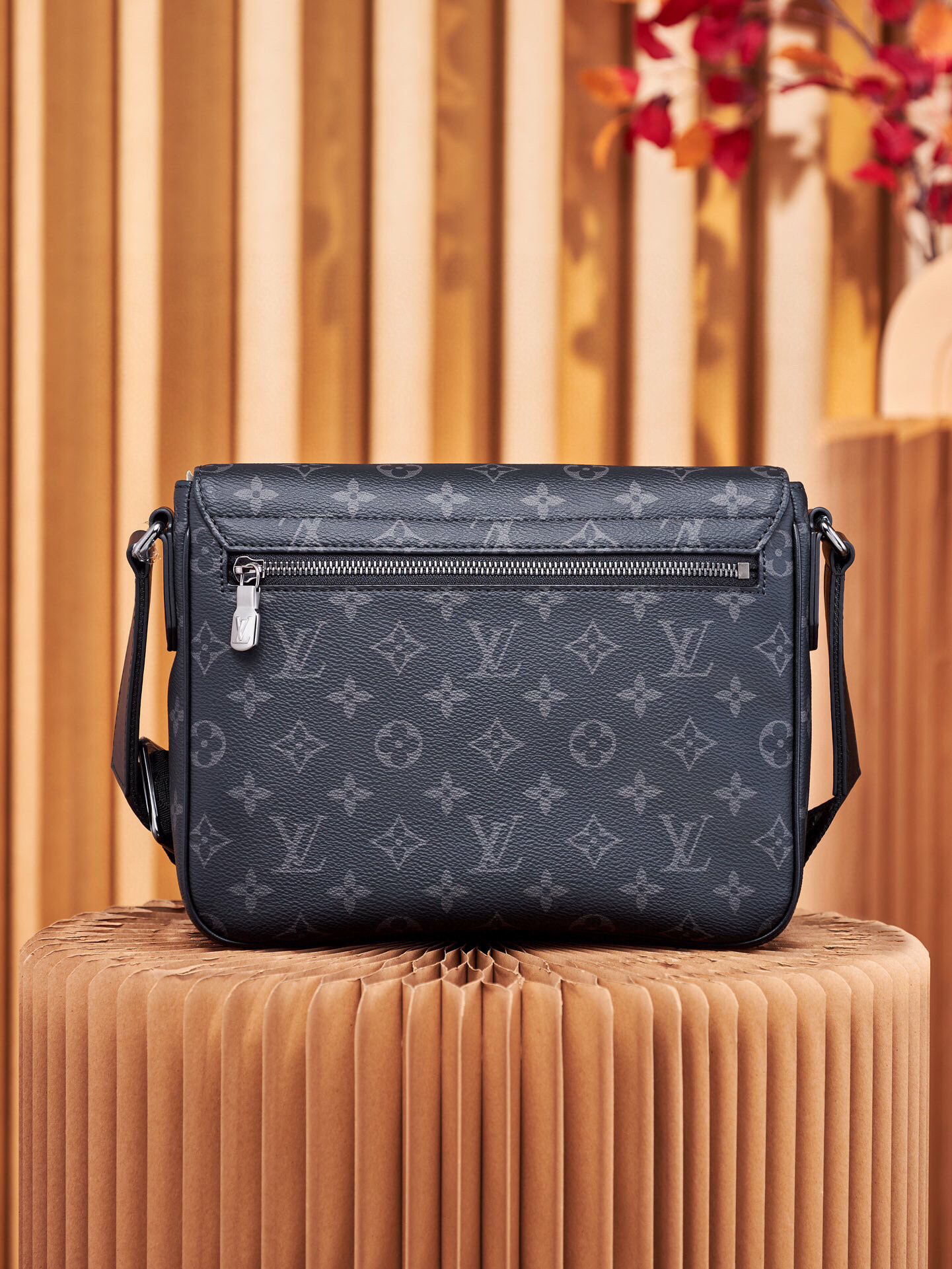 LV Monogram Eclipse Messenger Bag Black 26*20*7cm