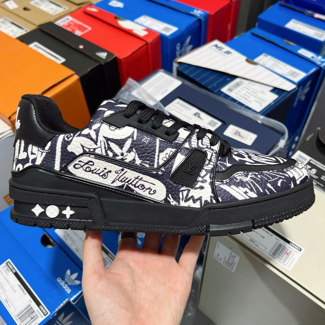 LV Trainer Comic Motifs Black