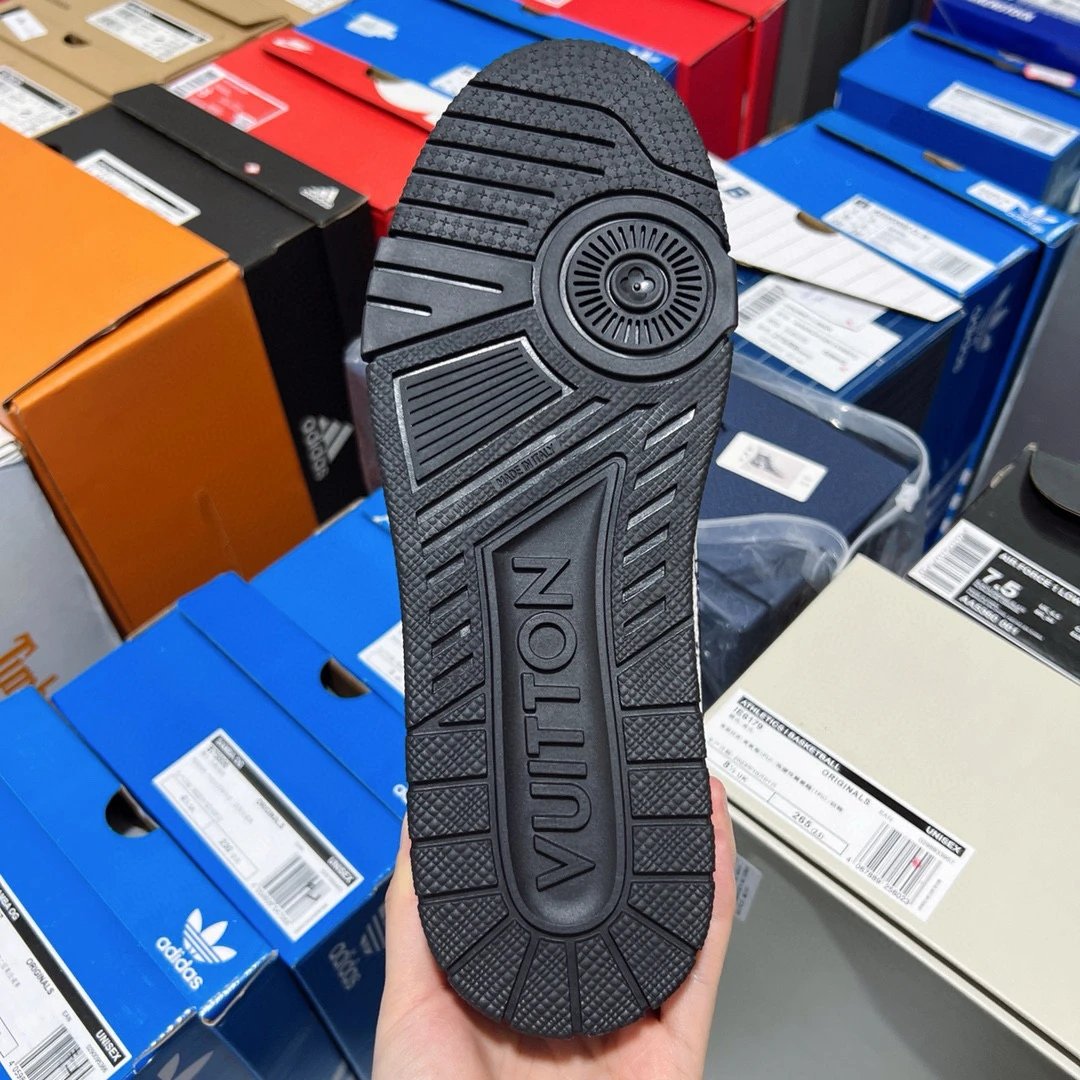 LV Trainer Comic Motifs Black