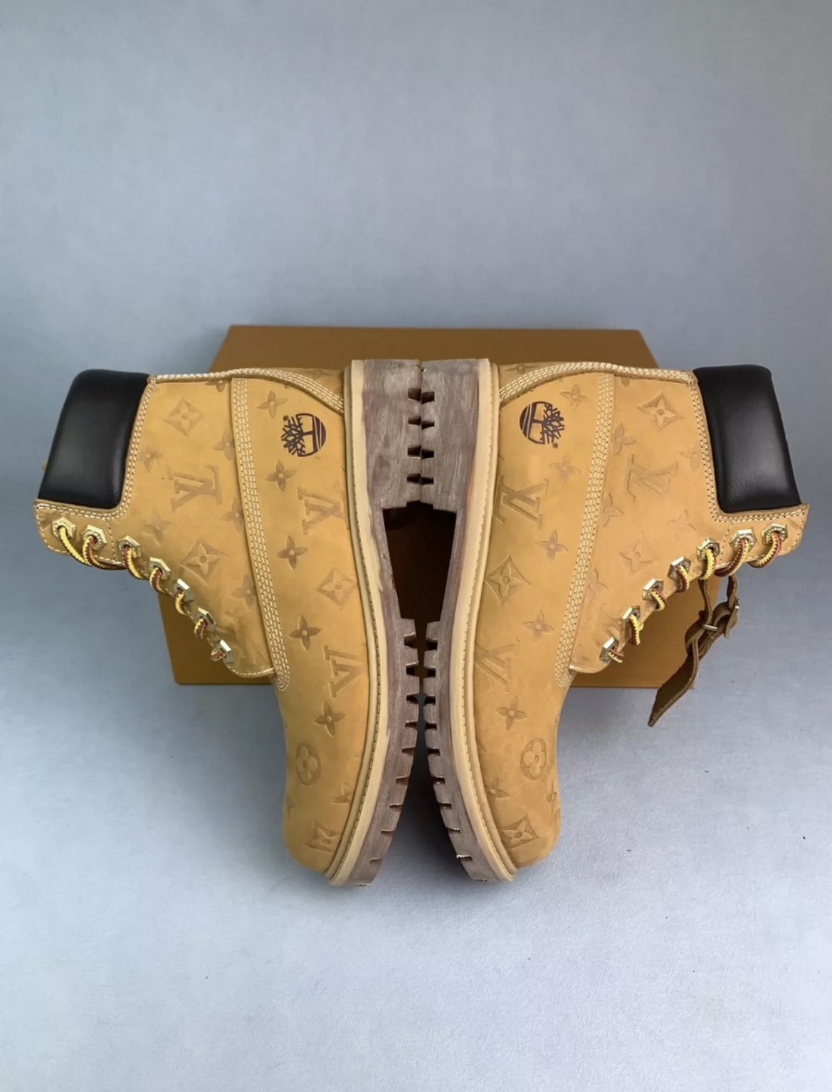 LV & Timberland 6-ln Ankle Boot Brown Color