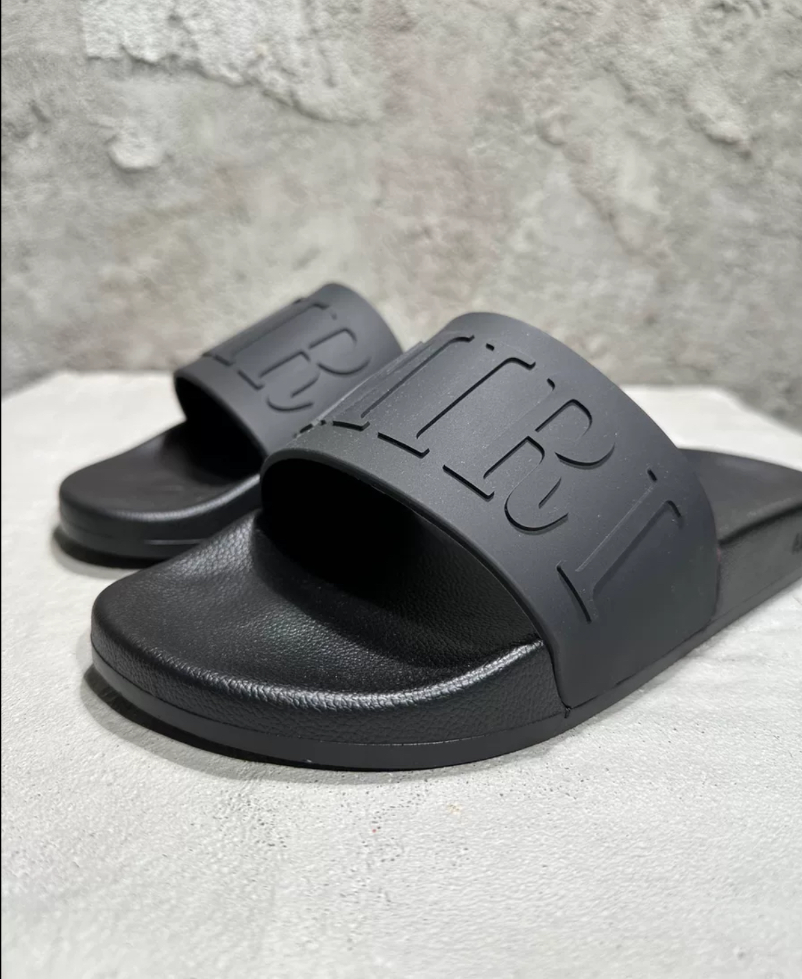 Amiri emboss Letter Logo Slide Black