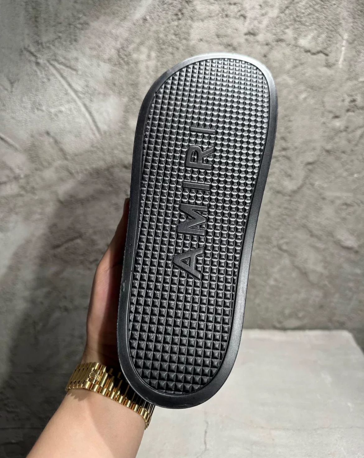 Amiri emboss Letter Logo Slide Black