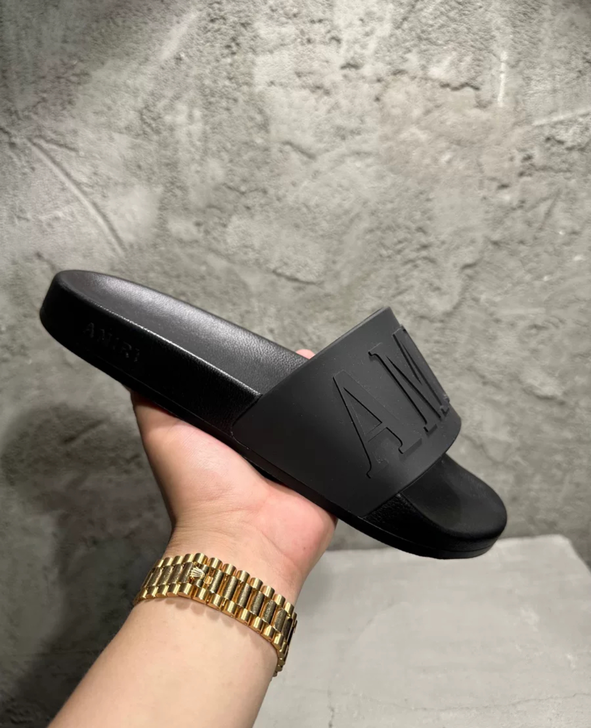 Amiri emboss Letter Logo Slide Black
