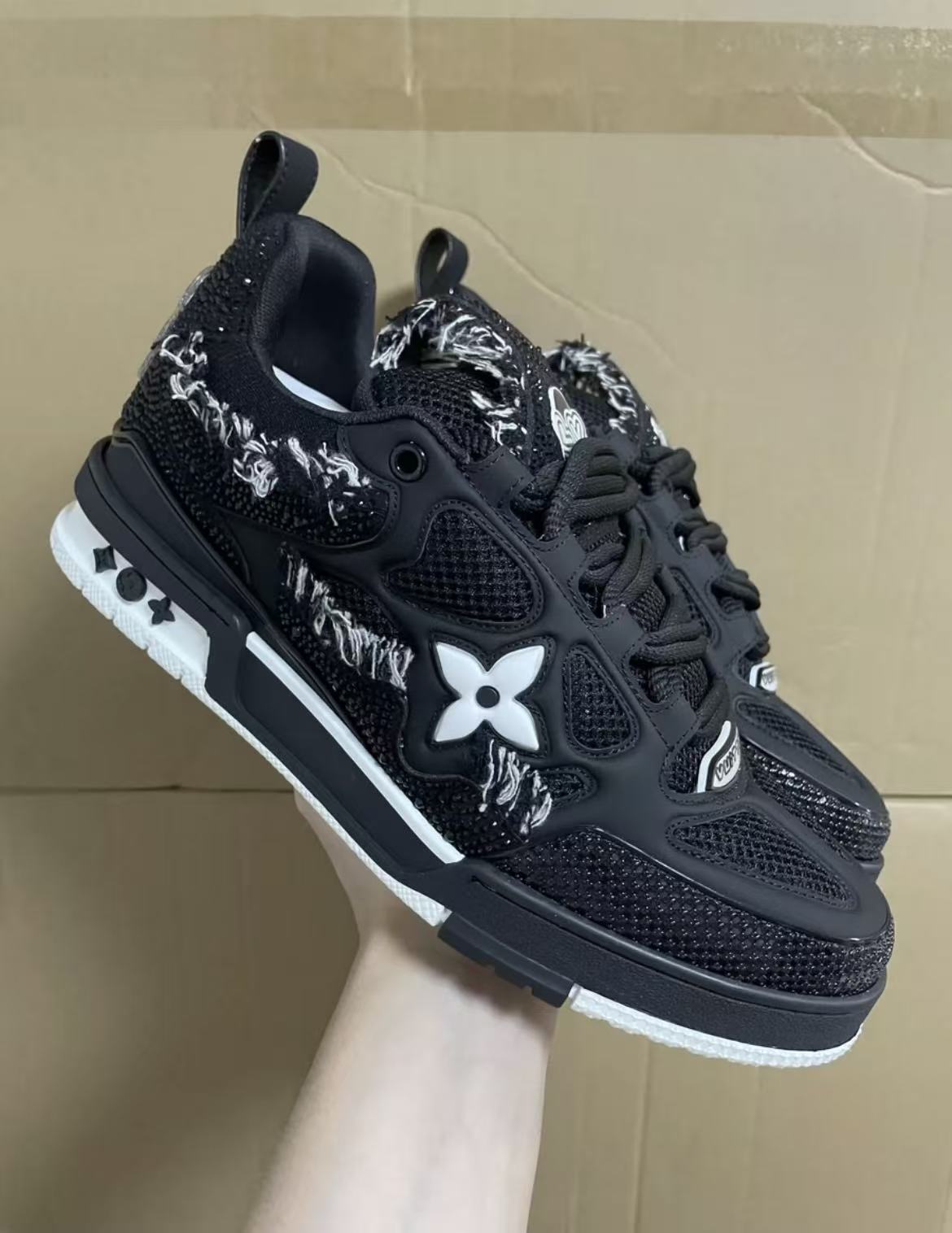 1:1 best quality LV skate sneakers in black and white