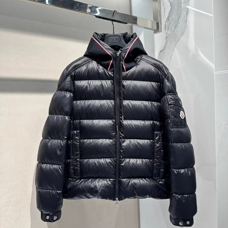 Moncler 2025 Winter Men's Short Down Jacket with Thickened Lining and Glossy Finish for Warmth