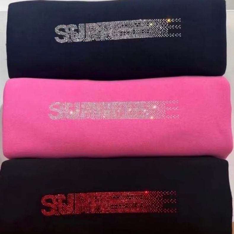 Supreme collaboration FW25MotiLogoHS rhinestone dynamic logo pocket hooded sweatshirt, same style