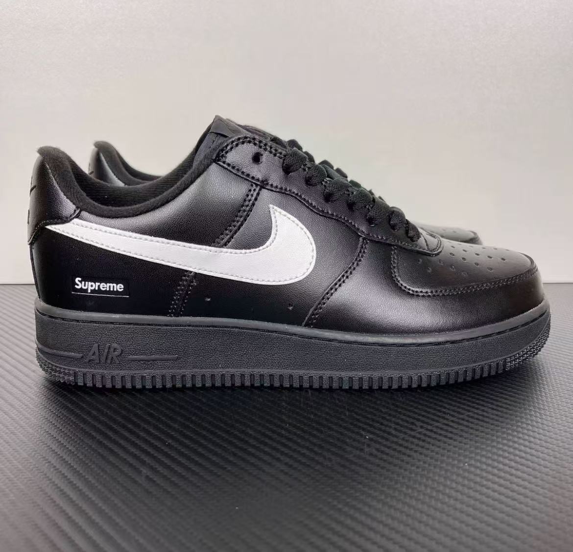 Nike Air Force 1 Low supreme panda