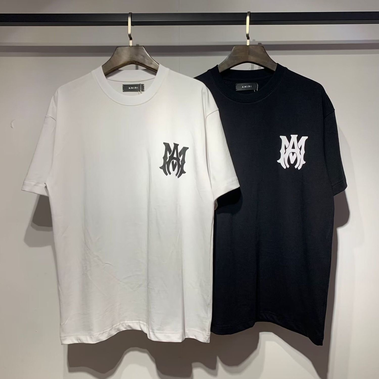 Black or white letters T