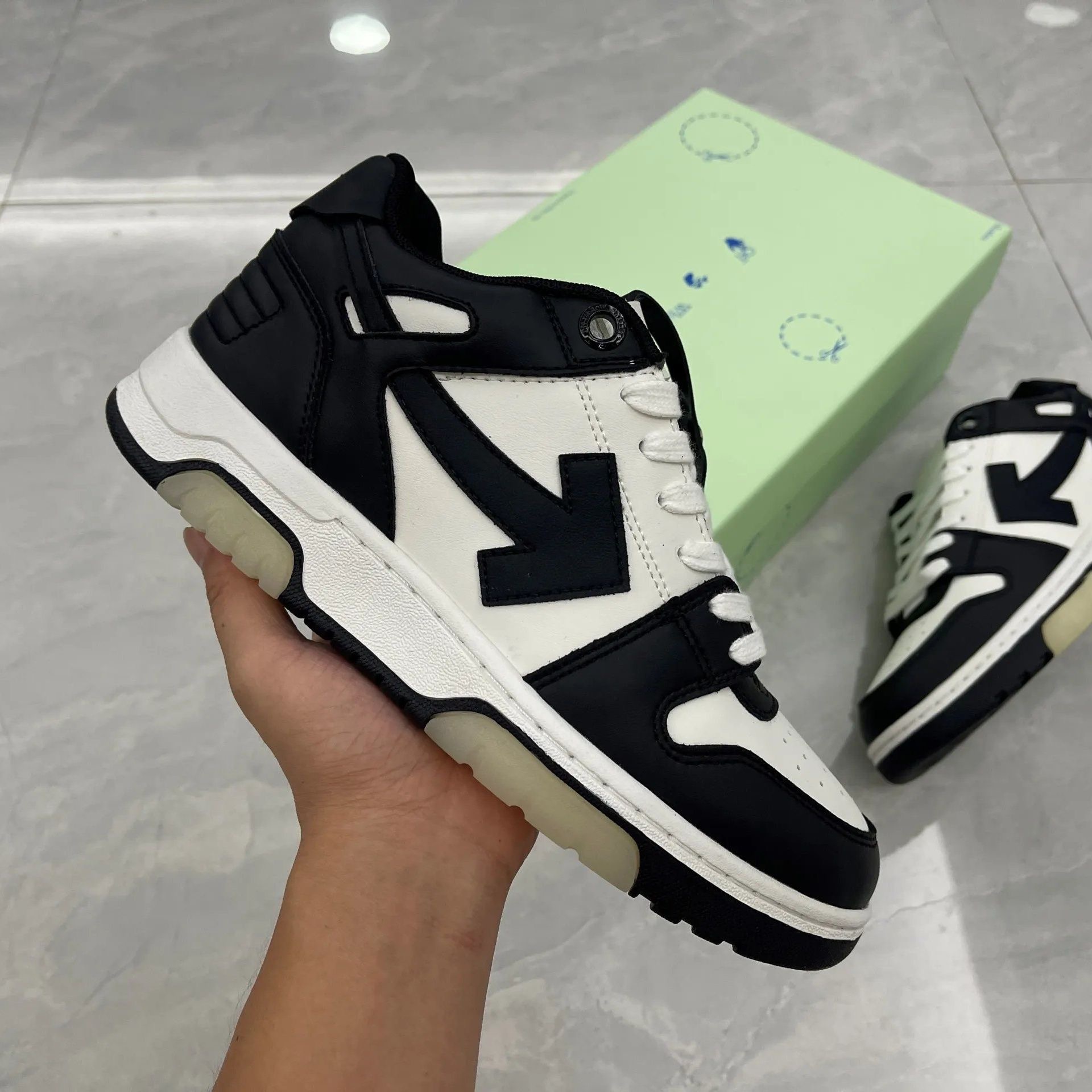 basic style arrow logo sport shoes