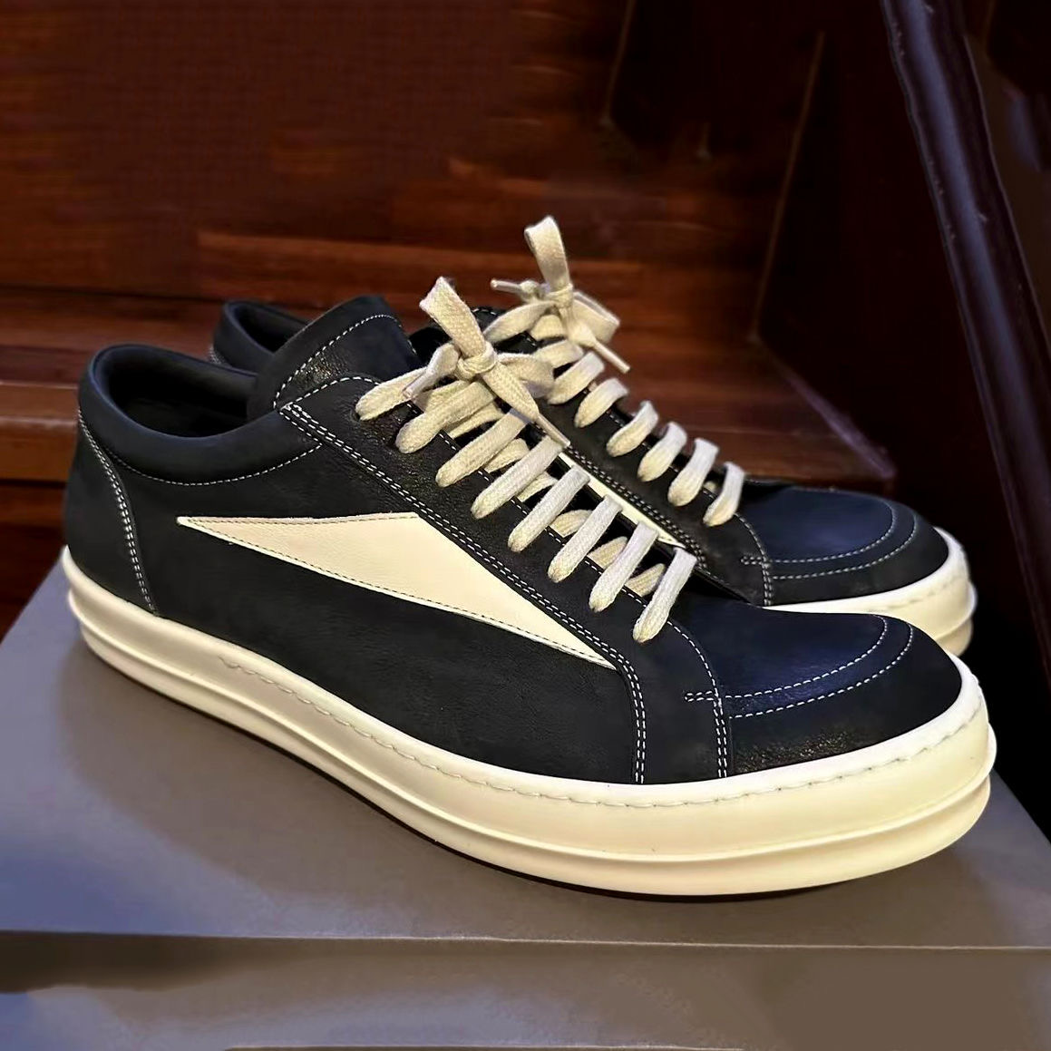 R0 1:1 classic engraved leather board shoes