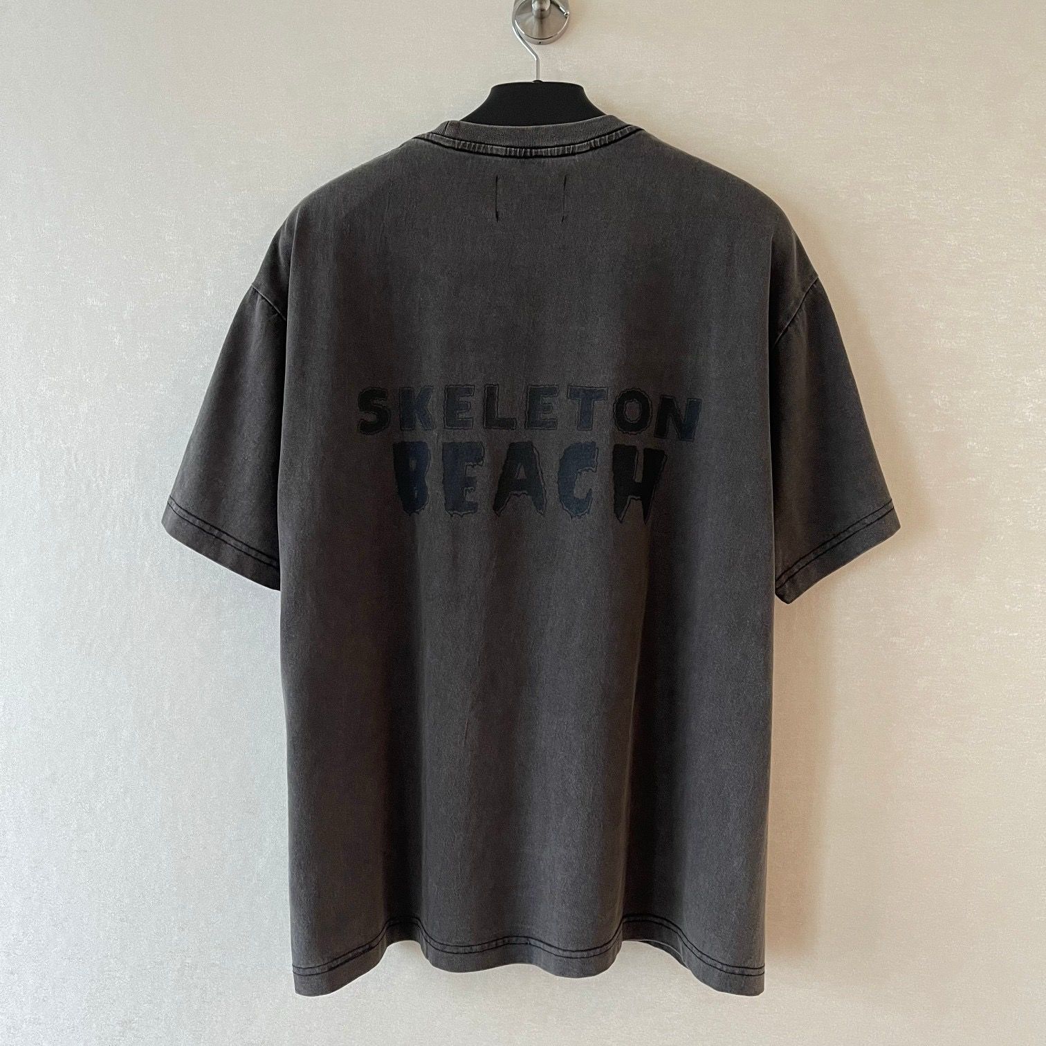 1:1 Rose & hand washing grey tshirt