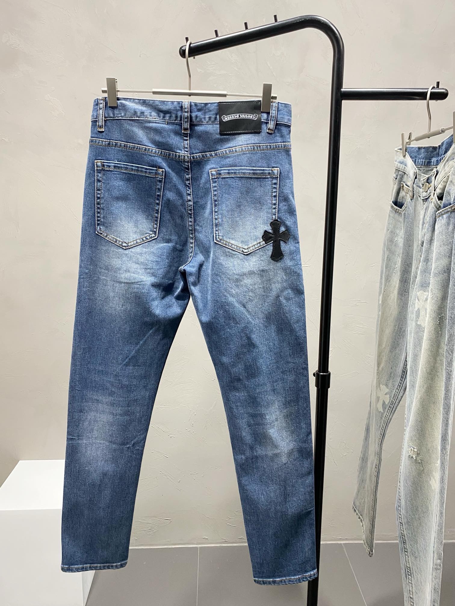 1：1 blue color with leather logo jeans
