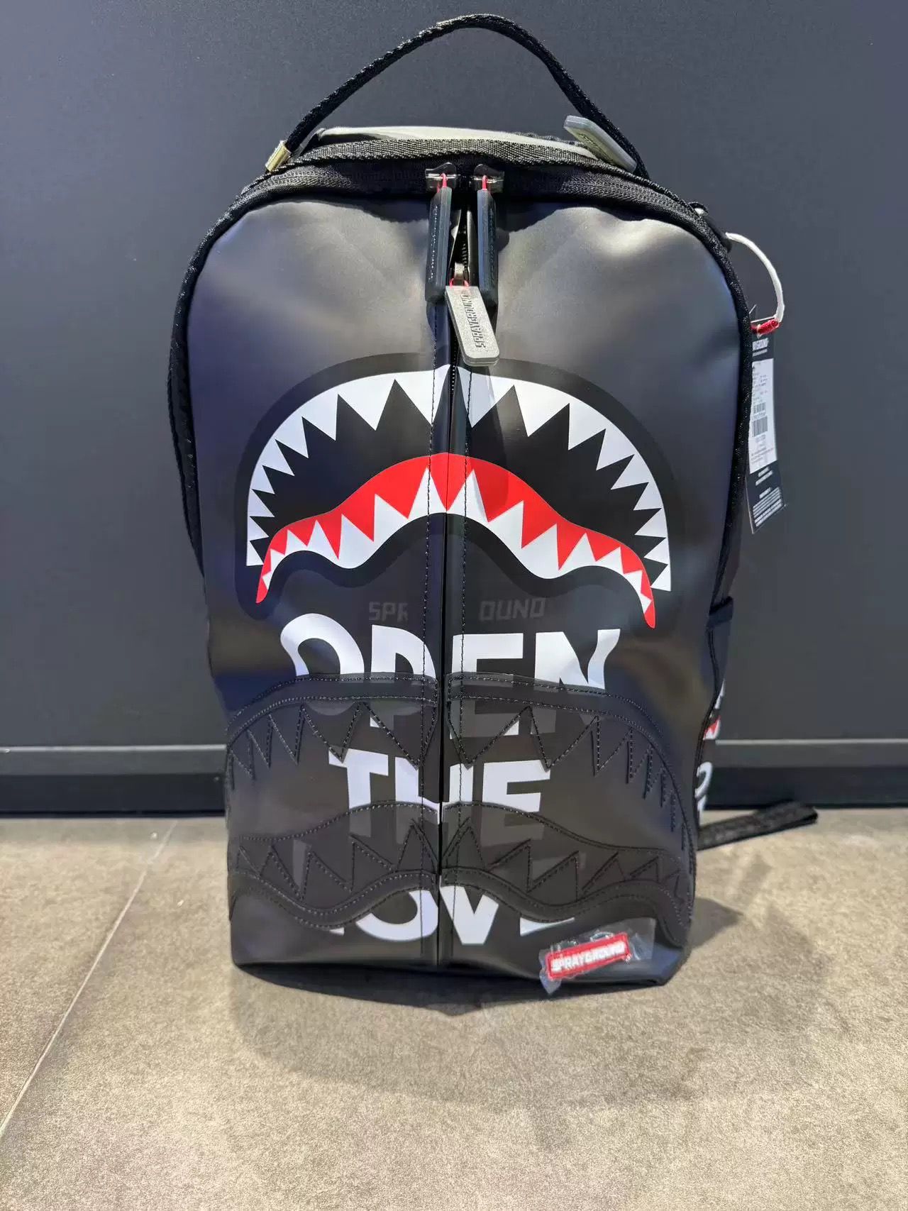 Shark tooth black bagpack