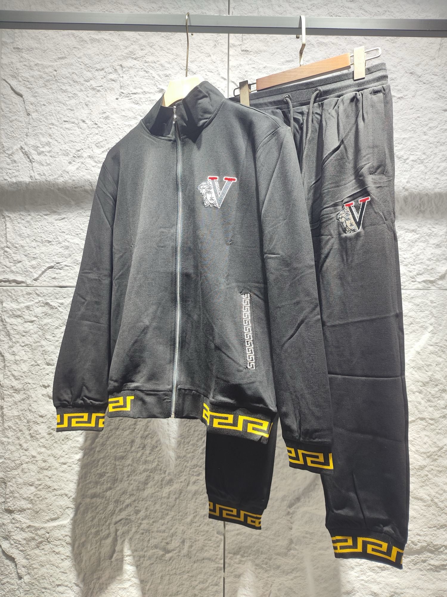 1:1 Top fall/winter new logo embroidery tracksuit