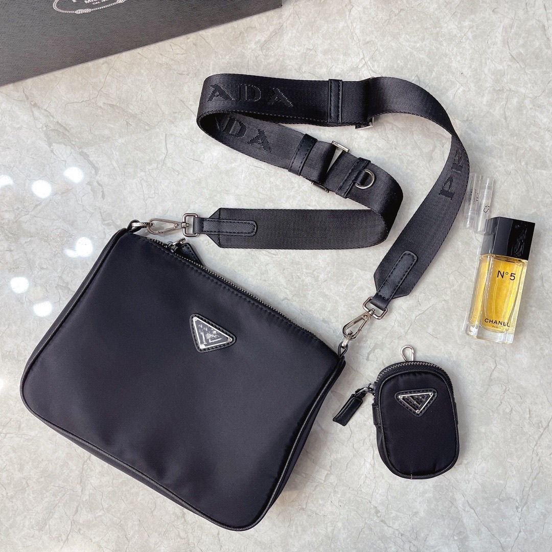 All black basic bagpack