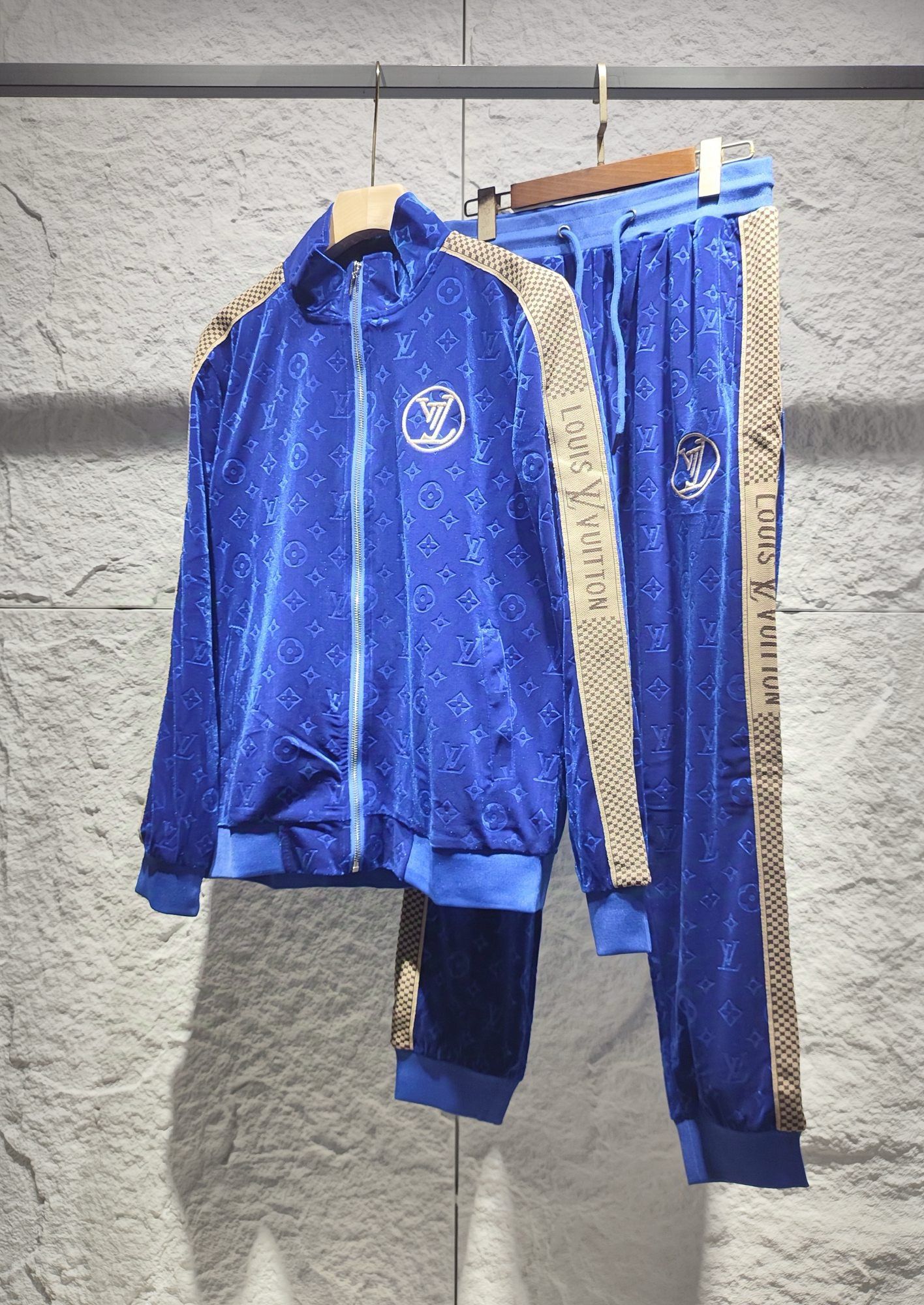 1:1 New casual embroidery logo velvet tracksuit