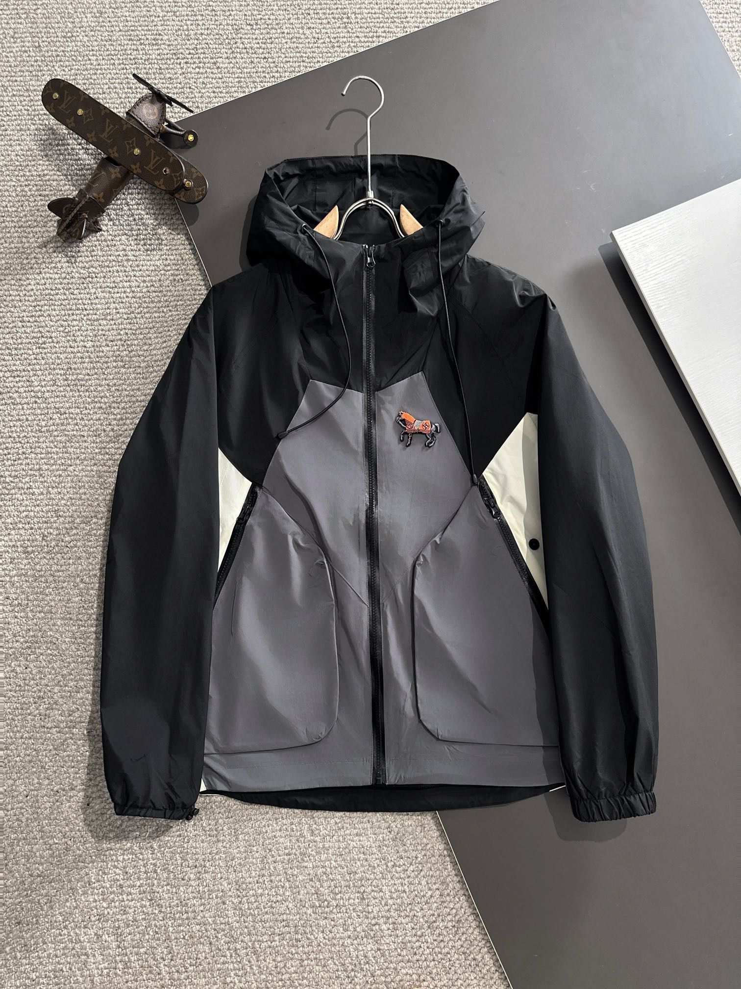 1：1 top version horse embroidery new black grey color jacket