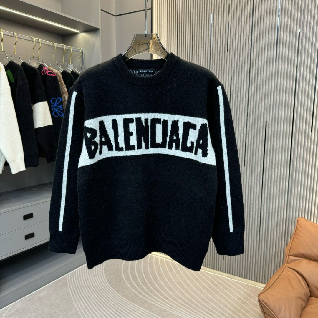 1:1 Top version black with white big letter logo sweater