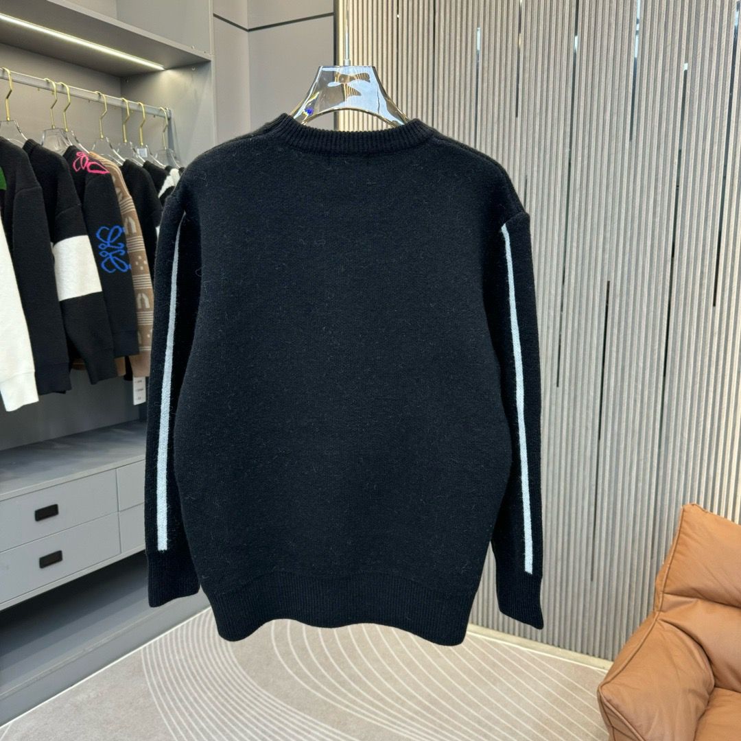 1:1 Top version black with white big letter logo sweater