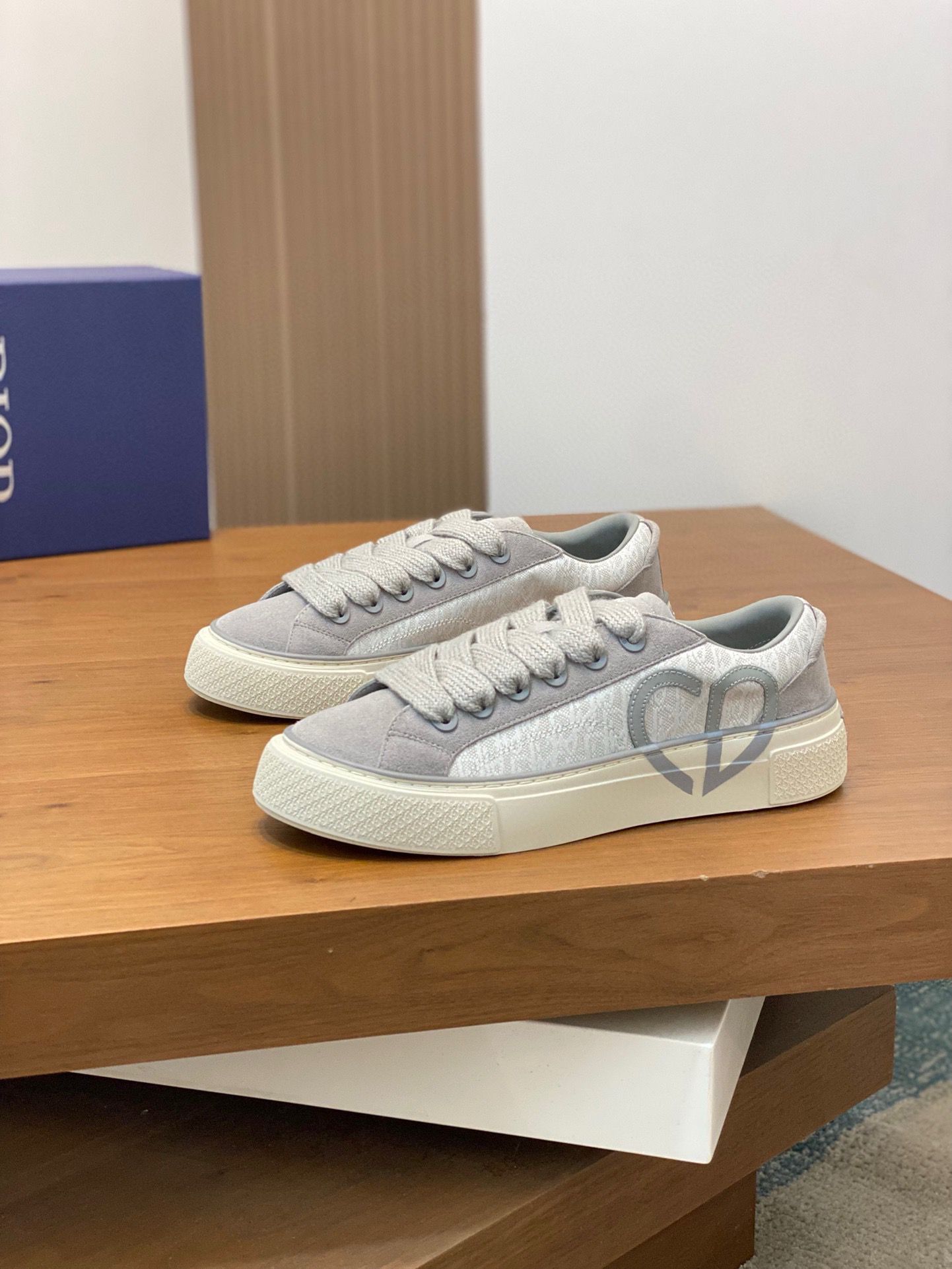 1:1 Top version new arrival embroidery shoes