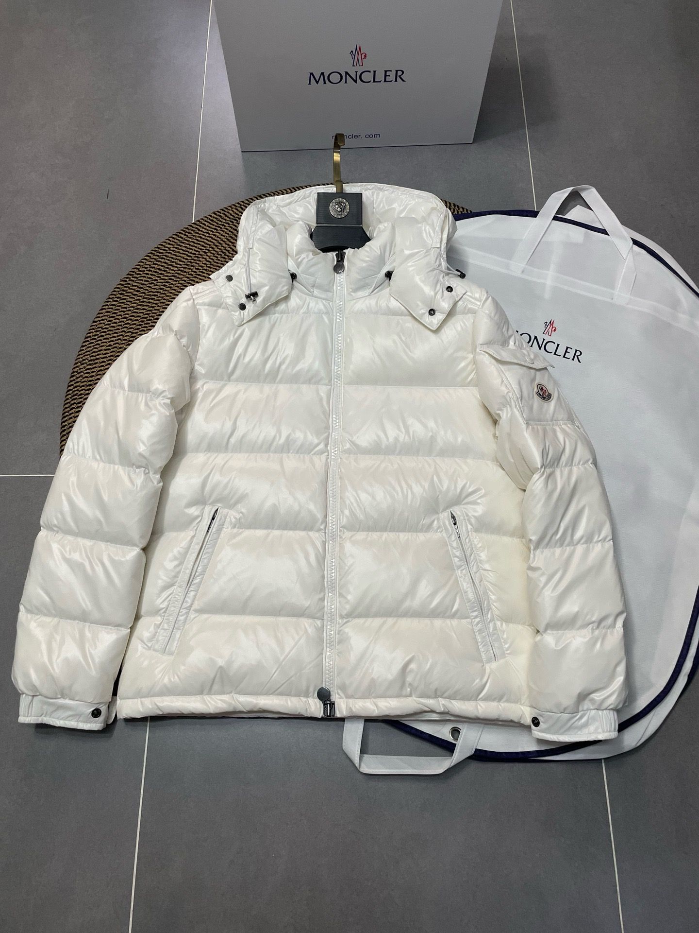 1:1 Top white embroidery logo down jacket