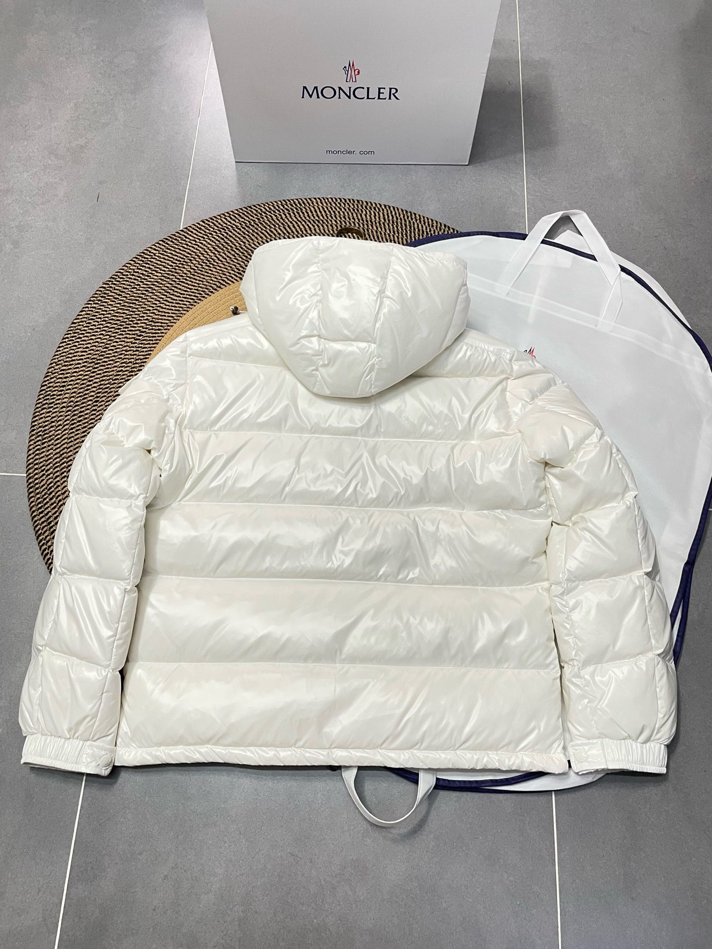 1:1 Top white embroidery logo down jacket