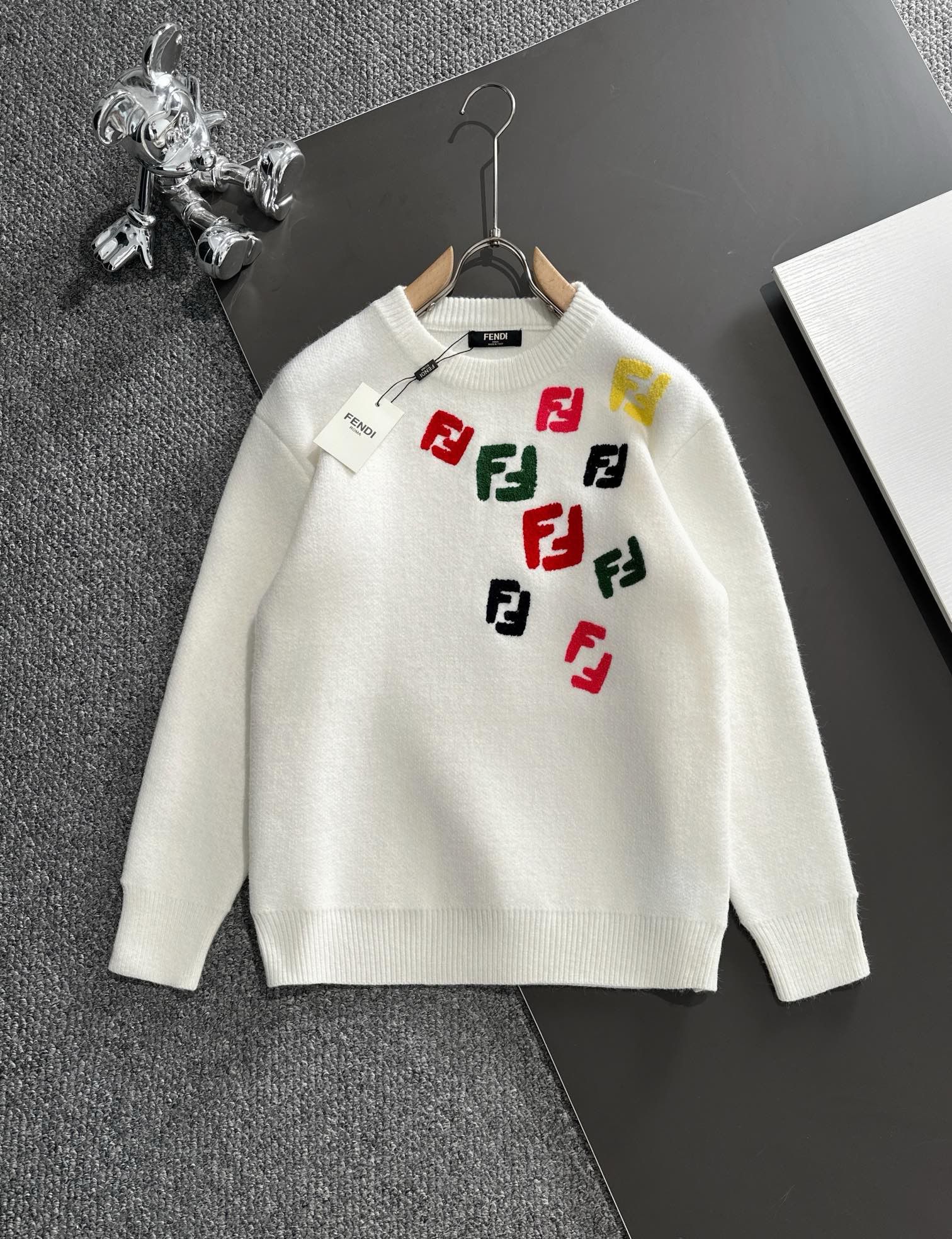 1:1 Basic style with colorful logo sweater