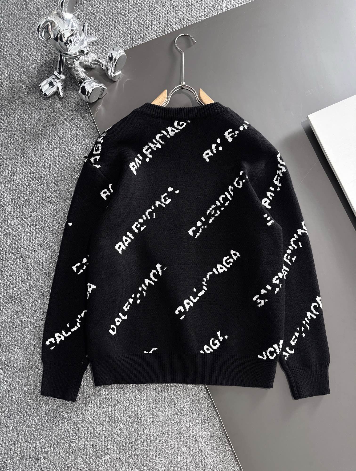 1:1 New black full logo sweater
